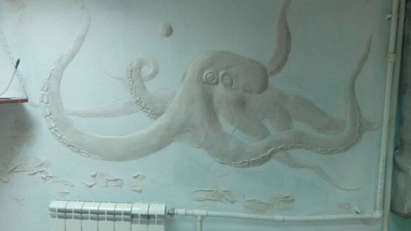 Dezelfde technologie werd gebruikt om een ​​octopus op een aangrenzende muur te maken.