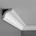 Una delle opzioni più semplici per decorare un giunto parete / soffitto con una modanatura angolare in poliuretano