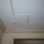 Opzioni per decorare il soffitto con modanature
