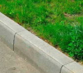 Ein Bordstein trennt Straßen und Wege von Rasenflächen und Plätzen