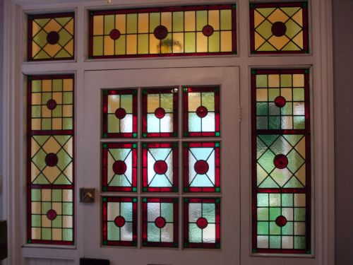 Na maioria das vezes, as portas de entrada são decoradas com padrões geométricos em vidro.