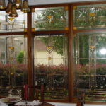 Os vitrais no interior ficam melhor em janelas grandes - em uma janela saliente ou com vidros sólidos