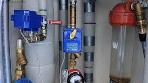 El dispositiu de control de fuites d’aigua Neptú s’identifica fàcilment mitjançant les palanques de la unitat d’accionament elèctric de la vàlvula de bola