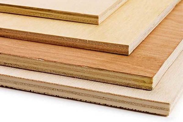 A madeira compensada é um dos materiais de folha mais famosos e populares na construção