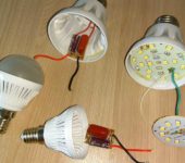 La vida útil declarada de les làmpades LED és de gairebé mig segle. I al cap de mig any s’acumulen diverses peces de persones que no treballen