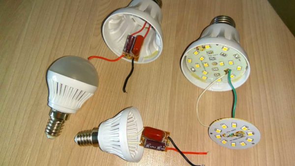 La durée de vie déclarée des lampes LED est de près d'un demi-siècle. Et au bout de six mois, plusieurs inactifs accumulent