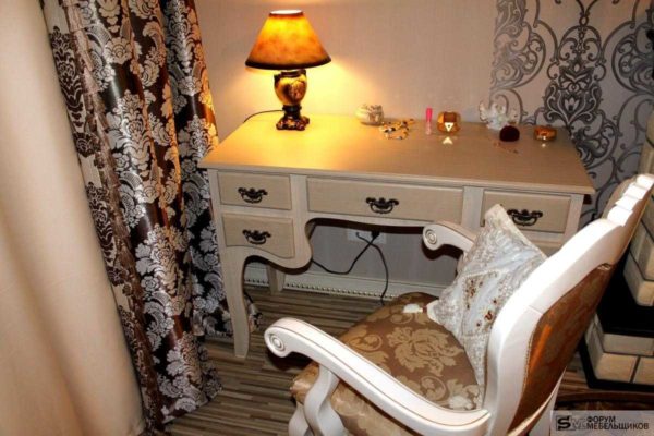 Mesa boudoir - para um quarto de estilo clássico
