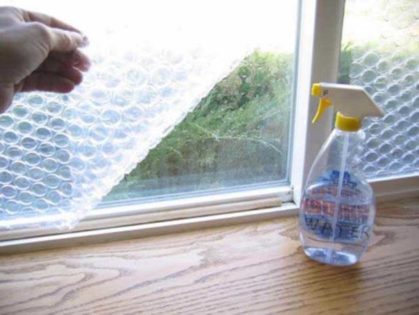 Você pode fazer isso mais fácil - cole o plástico-bolha no vidro por dentro