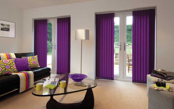As cortinas verticais podem ser usadas não só para janelas, mas também para portas de plástico com vidros completos