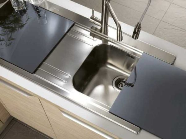 Ang Rustless kitchen sink ay maaaring dagdagan ng iba't ibang mga accessories