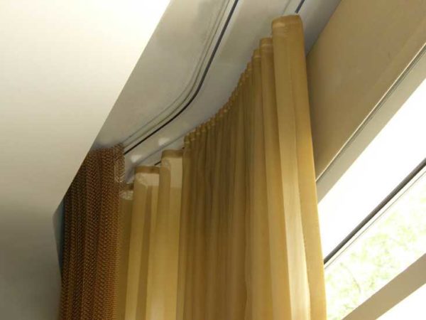 As cornijas do teto podem ser curvas, exemplo de instalação em um nicho de teto de gesso cartonado