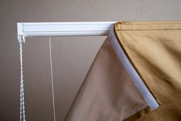 Os varões de cortina de teto para cortinas de tipo plano podem ser com controle e Velcro para um lambrequim ou faixa decorativa