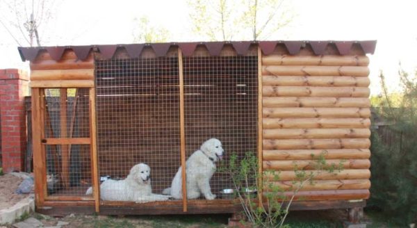 As paredes do recinto para cães podem ser feitas de madeira de imitação. Mas a parte voltada para dentro também precisa ser processada (otfugovat)