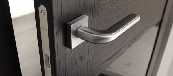 A trava magnética pode ser identificada pelo fato de a fechadura não ficar para fora da folha da porta
