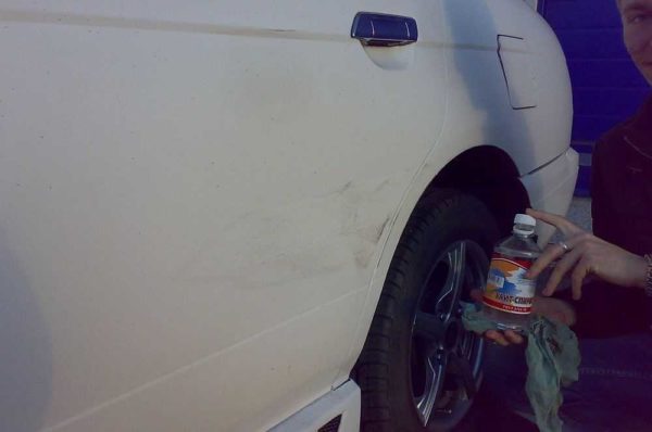 Các vết bẩn được tẩy sạch khỏi sơn xe