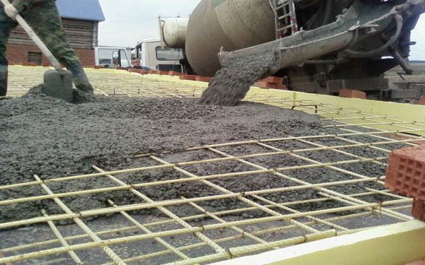  Štěrkový beton M300 se používá při nalévání základů soukromých domů a chat