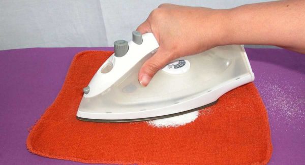 Méthode de nettoyage - repasser sur un bouquet de soude ou de sel