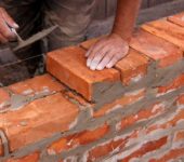 O tijolo cerâmico é um material tradicional para a construção de casas, que tem mais de cem anos