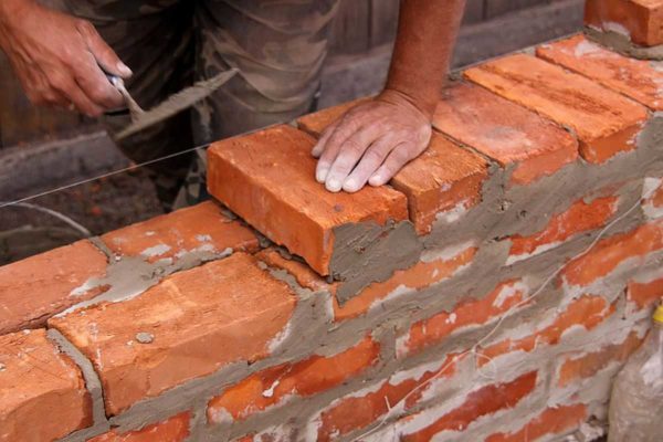 Keramische baksteen is een traditioneel materiaal voor het bouwen van huizen, dat meer dan honderd jaar oud is