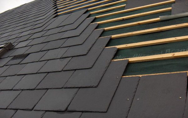 Om vi ​​skär en platt asbestcementplåt (skiffer) målad i massan i små format, visar sig taket vara väldigt attraktivt och priset är nästan löjligt