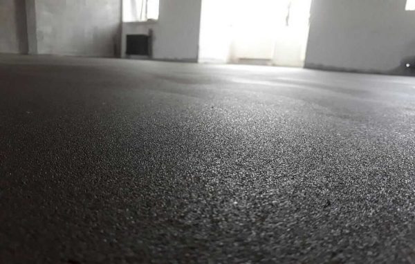 A marca da argamassa de cimento-areia para a mesa é selecionada com base no revestimento do piso a ser colocado