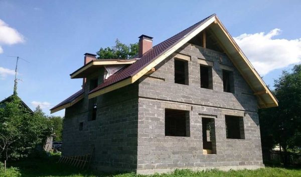 Een huis van geëxpandeerde klei betonblokken wordt snel gebouwd