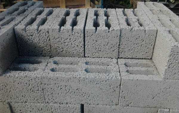 На површини блока погађају се заобљене грануле експандиране глине. У зависности од марке могу бити различитих величина, мање или више