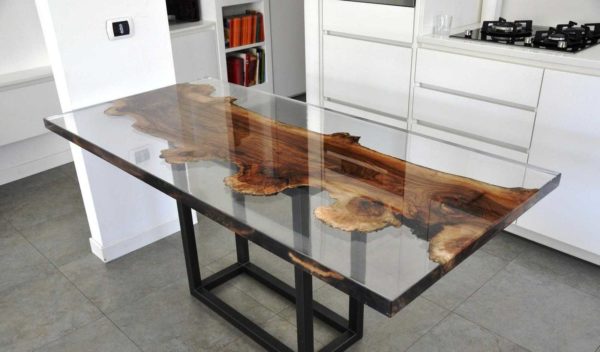 Essa mesa feita de resina epóxi e madeira precisa de muita resina
