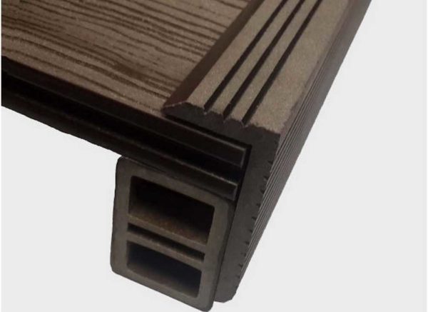 A placa de polímero de madeira é fechada dos lados por um ângulo