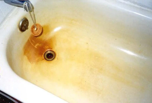 Rust al bany amb aigua rovellada