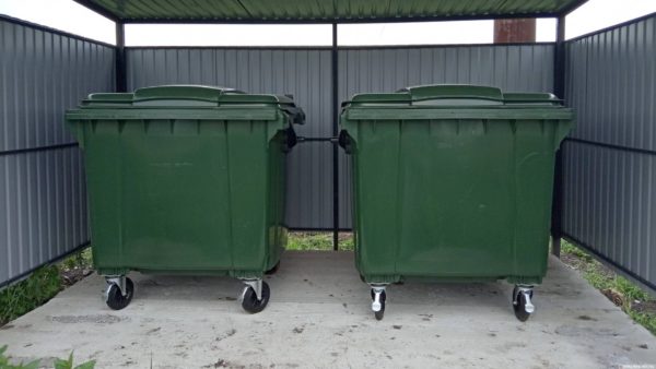 khu thu gom rác thải với 2 thùng