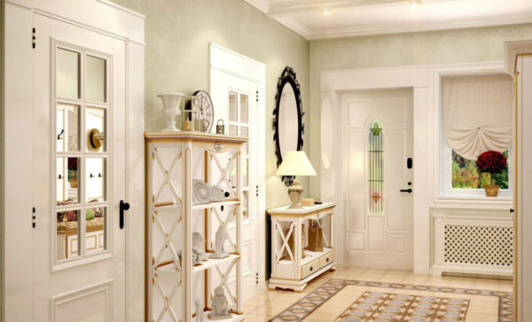 Le couloir conçu dans le style provençal est léger, léger et fonctionnel