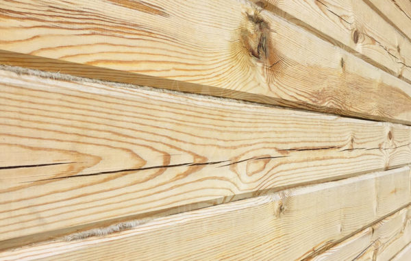 μη επεξεργασμένη ξυλεία στο σπίτι