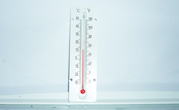 medindo a temperatura na geladeira com um termômetro