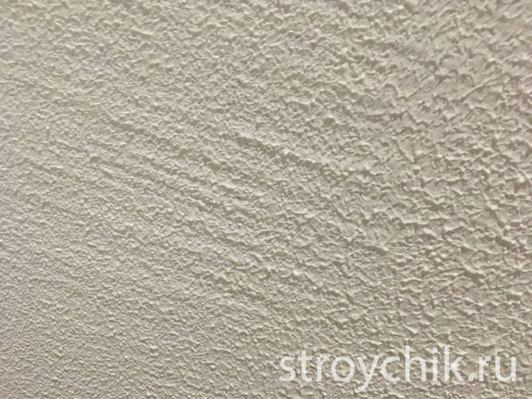 A superfície da parede não foi devidamente nivelada, além disso, a tinta texturizada foi diluída com água acima do normal. Depois de aplicar com rolo, o resultado foi terrível. Não cometa os erros de outras pessoas!