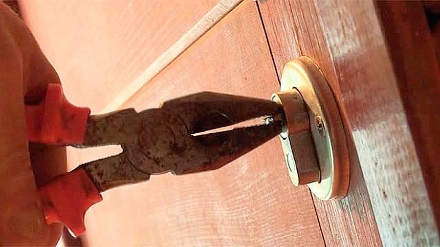 كيفية فتح قفل الباب بدون مفتاح: طرق لفتح أقفال مختلفة